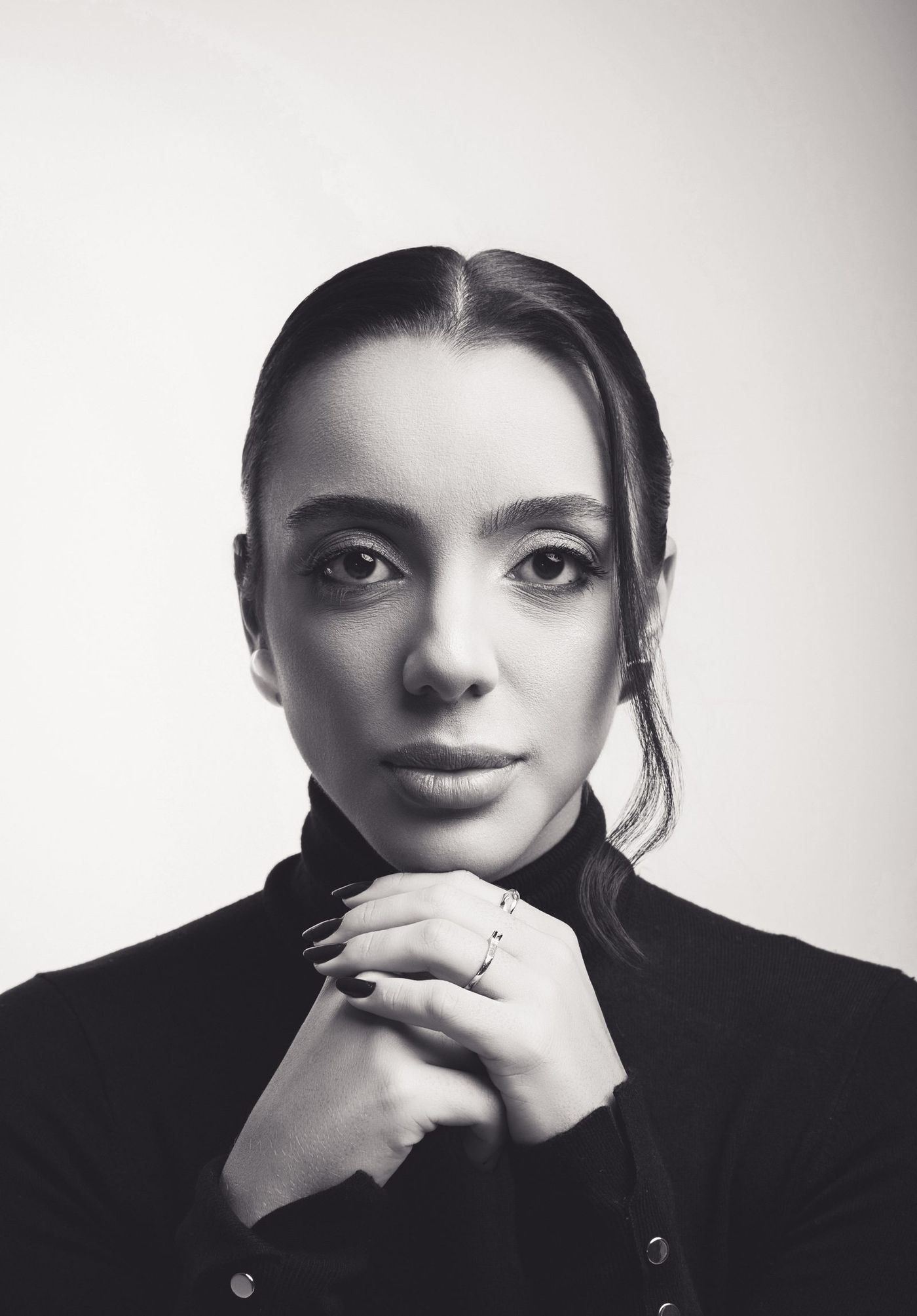 Retrato em preto e branco de Laura Mendonça Jayme