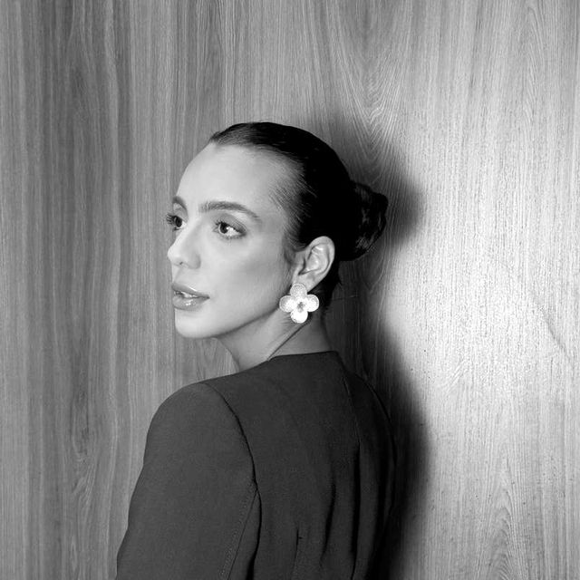 Retrato de Laura Mendonça Jayme em preto e branco