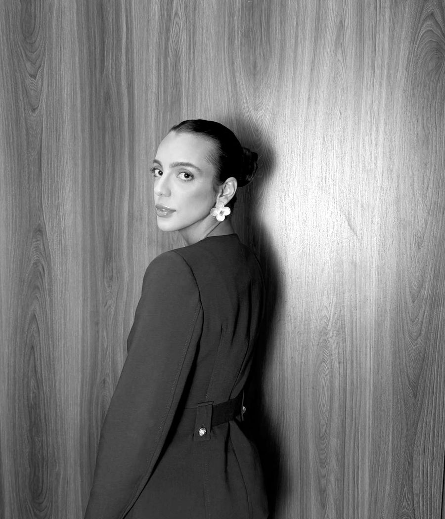 Laura Mendonça Jayme de perfil, em preto e branco