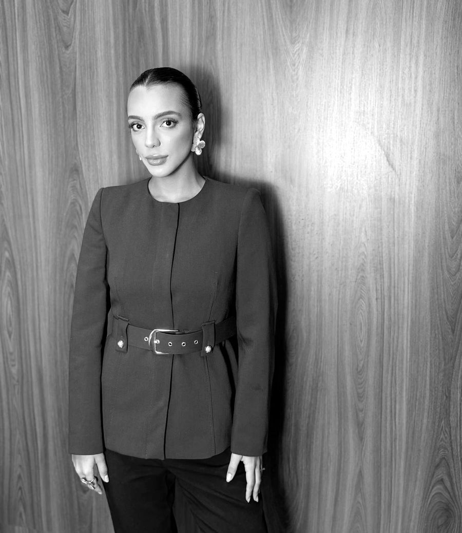 Laura Mendonça Jayme de frente, em preto e branco